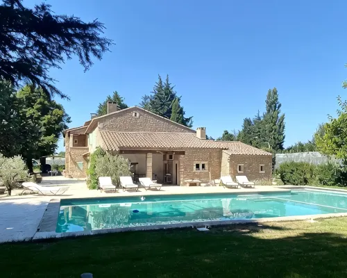 Mas Provençale Entouré de Pommiers, Piscine et Terrain de Tennis 카바이용 호텔