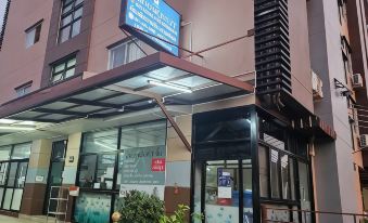 RoomQuest Sps Hotel and Residence