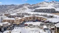 Your Own Balcony, Full Kitchen in Canyons Village - Apartments