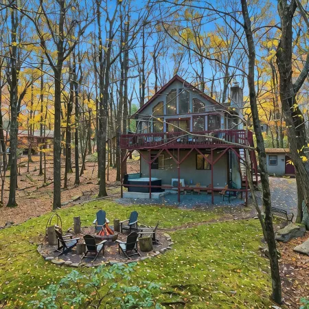 Peaceful fully renovated chalet in Lake Harmony, dog friendly!