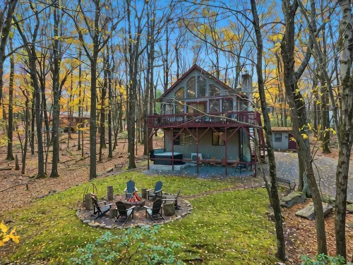 Peaceful fully renovated chalet in Lake Harmony, dog friendly!