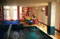 Westside Arc de Triomphe Hotel - Pools