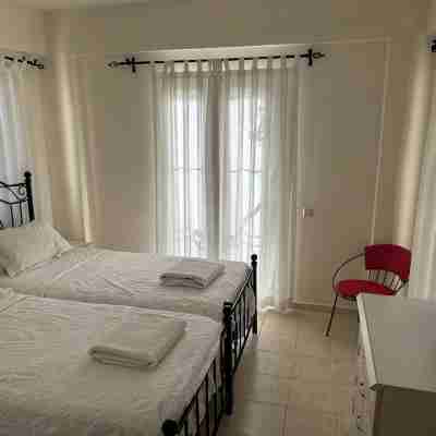 2 Bedroom Self Contained Furnished Flat with Pool, 5 Mins Walk to Town & Beach. Rooms
