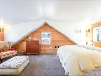 Minutes Walk to Downtown, Whychus Creek—-Bedroom, Cozy Cottage/Private Sauna. Hotels in Sisters