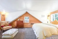 Minutes Walk to Downtown, Whychus Creek—-Bedroom, Cozy Cottage/Private Sauna.