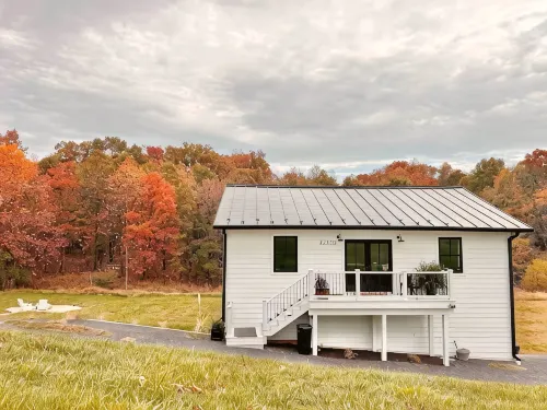Modern Farmhouse Getaway - Country Houses