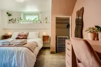 Charming and Colorful Apartment at Sloans Lake - 방갈로