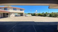 Sapphire City Motor Inn - parking