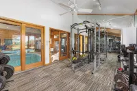 VellaVue Luxury Estate: Private Indoor Pool, Sauna, Gym & Theater – Sleeps 20
