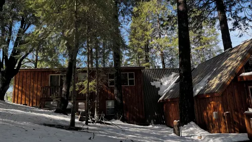 Charming cabin in pleasant Auberry close to Shaver Lake. A hidden treasure!