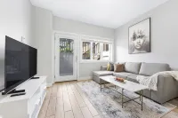 Cozy & Convenient · 2 Mins from SkyTrain · Central Location - Bungalow