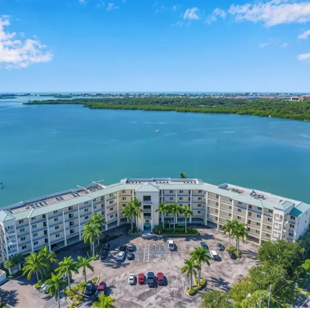 Amazing Waterfront Condo - 2 bedroom 2 bath - Large Balcony   Comfortable Condo