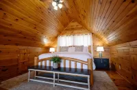 Cozy Creekside Cabin - Sleeps 6 - Perfect for campfires & making memories - Alphydda