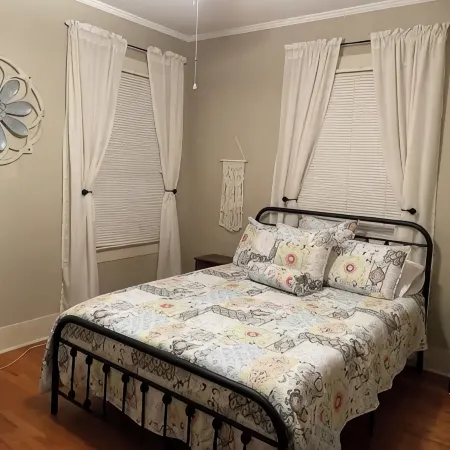 Charming 1930's Euclid Ave Bungalow Hoteles en Laurel