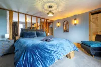 Rustic and Quirky Comfortable Cottage with Hot Tub - 3-Star