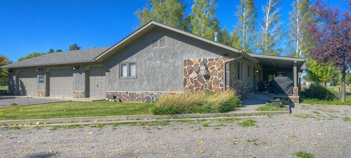 Luxury Home on Blue Ribbon Madison River and steps away from downtown Ennis, MT. Hotels in Madison County