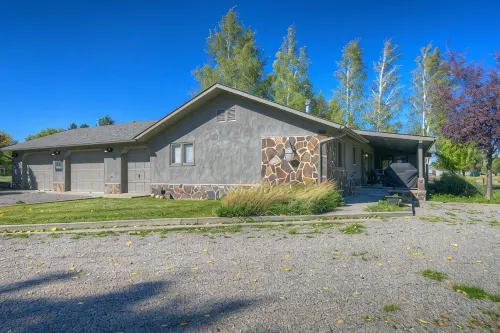 Luxury Home on Blue Ribbon Madison River and steps away from downtown Ennis, MT. - WiFi
