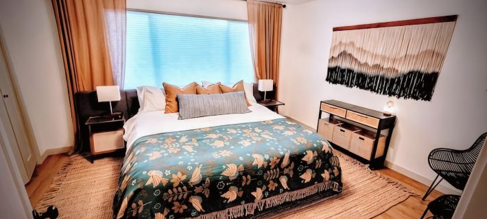 Downtown Designer Duplex close to Beach! Spa Tub, Sunroom, Game Room, EV & more! Hotels in Pacific County