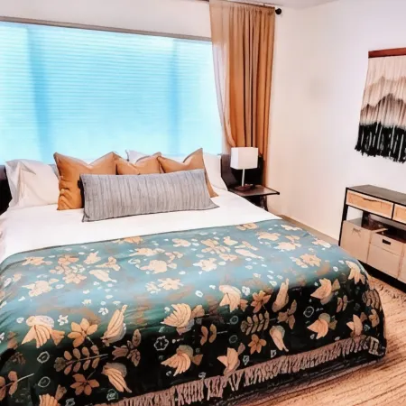 Downtown Designer Duplex close to Beach! Spa Tub, Sunroom, Game Room, EV & more!