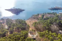 4-Bedroom House with Beautiful Lake View, Sleeps 12 - Quiet & Relaxing - Homestays