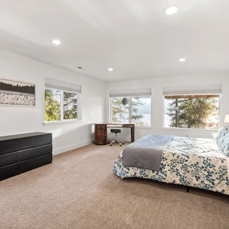 Lakeview Retreat – Spacious 6,000 Sq Ft Home on 21 Acres
