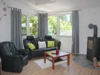 Modernly Furnished Bungalow with Fireplace, Surrounded by Greenery. 프리에드리치로다 호텔