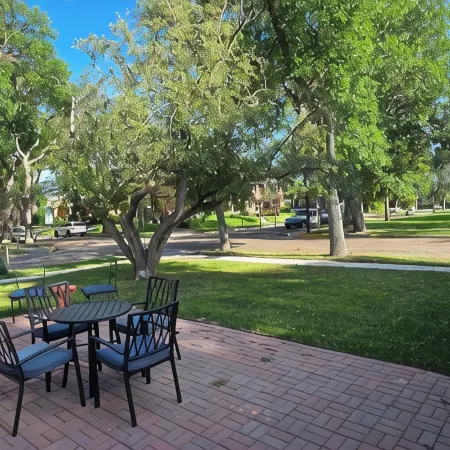 More on Moore, Remodeled Historic Home w/ AC, 4Br/2BA, Washer & Dryer Sleeps 8