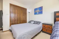 Home w/Hot Tub -Spacious, Quiet Neighborhood Near des Moines, IA.