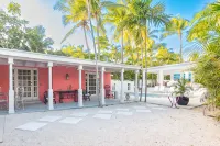 Pink Palms at Cable Beach - 4 Bedroom - 1 Minute to Beach - อ่างจากุชชี่