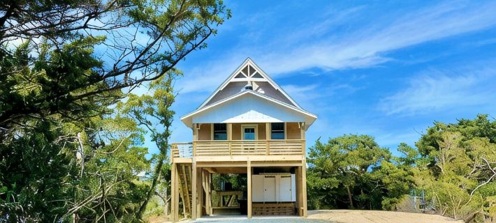Charming 2-Bedroom, New Custom Home, Linens Provided, Walk to the Beach! Hotels in Kinnakeet