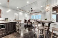 Luxury Lakeview w/Private Pool • Fireplaces • Game Garage • Sleeps Large Groups - 4 stelle