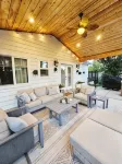 Luxury Retreat-Gourmet Kitchen, Playhouse, Hot Tub, & Steam Shower
