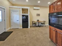 Breckenridge Suites #7 - The King's Suite - Cozy 1-Bedroom with Full Kitchen - Homestays