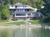 The Beach Bach - Water's Edge, Bay of Islands Hotels in Opua
