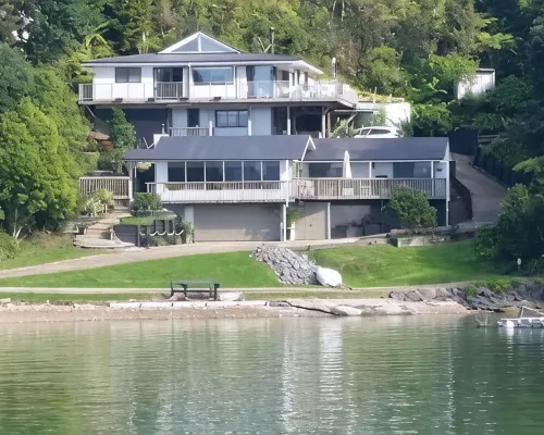 The Beach Bach - Water's Edge, Bay of Islands Hotels in Opua