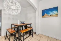 Downtown Blue Bungalow w/Fully Fenced Yard, AC, W/D, 3 Smart TVs, Den, Fast WiFi - 4 Sao
