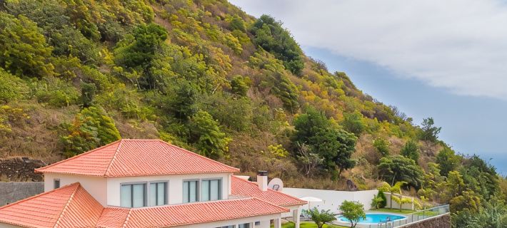 Sea View, Luxury, Comfort, Privacy, Free Wifi and Heated Pool Hotels in Calheta