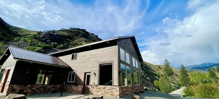 Elegant Rustic Cabin, Ski, Salmon River  Dark Sky  Sleeps 11 Huckleberry Picking Hotels in Lemhi County