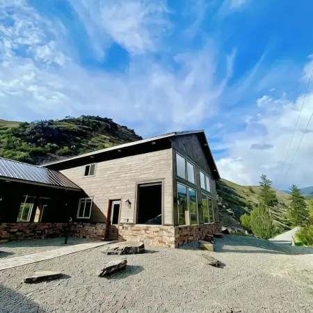 Elegant Rustic Cabin, Ski, Salmon River  Dark Sky  Sleeps 11 Huckleberry Picking