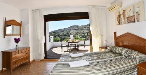Villa Torcal 3, Heated pool , wifi, walk to bar! BBQ, Petfriendly