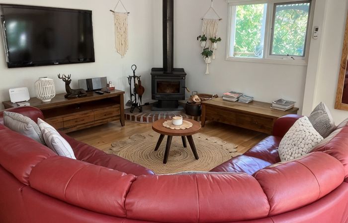 Historic Cottage 4 Riverside Dve. Pet friendly, flat fenced yard  on the River.
