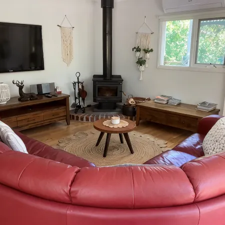 Historic Cottage 4 Riverside Dve. Pet friendly, flat fenced yard  on the River.