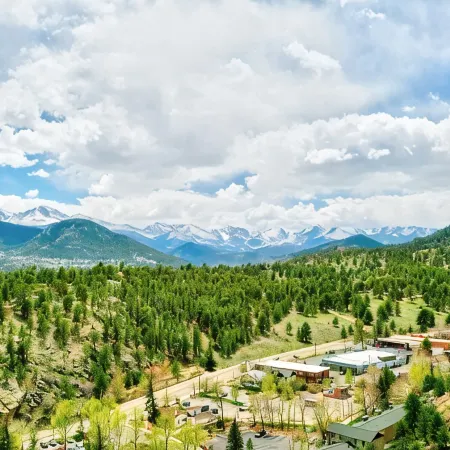 Vintage Cabin with Hot Tub, Convenient in-Town Location & Mountain Views3511