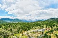 Vintage Cabin with Hot Tub, Convenient in-Town Location & Mountain Views3511 - 2-نجوم