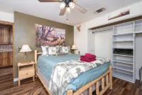 A cabin look house with Dome Room/Spa/Pool/View/Play Set/Game Room/FamilyFun - 4-Star