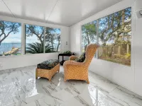 Baywatch Paradice Paradice  8 m to Beach, Private Pier, Sleeps 8 Fenced Dog Area - 5-Star