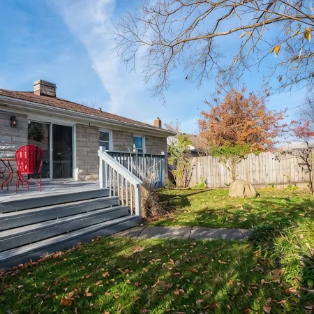 Relax, min from Louisville, Pet friendly, Entire house- fenced in backyard.