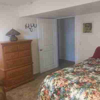 Stylish 2bd lower level  apt in newer constructed south hill home Rooms
