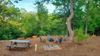 Cozy tiny cabin nested in the trees in a lake community, peaceful countryside. - 2 étoiles