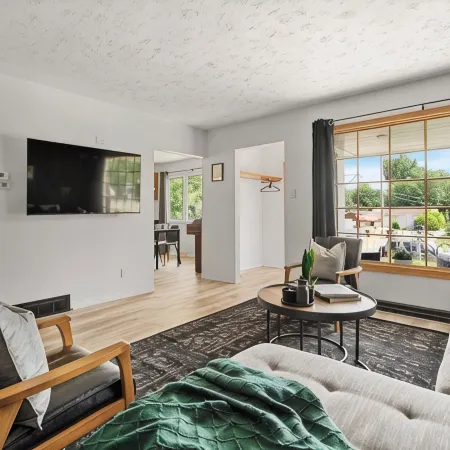 Stylish Drumheller Retreat: Steps from the Red Deer River! Отели в г. Драмеллер